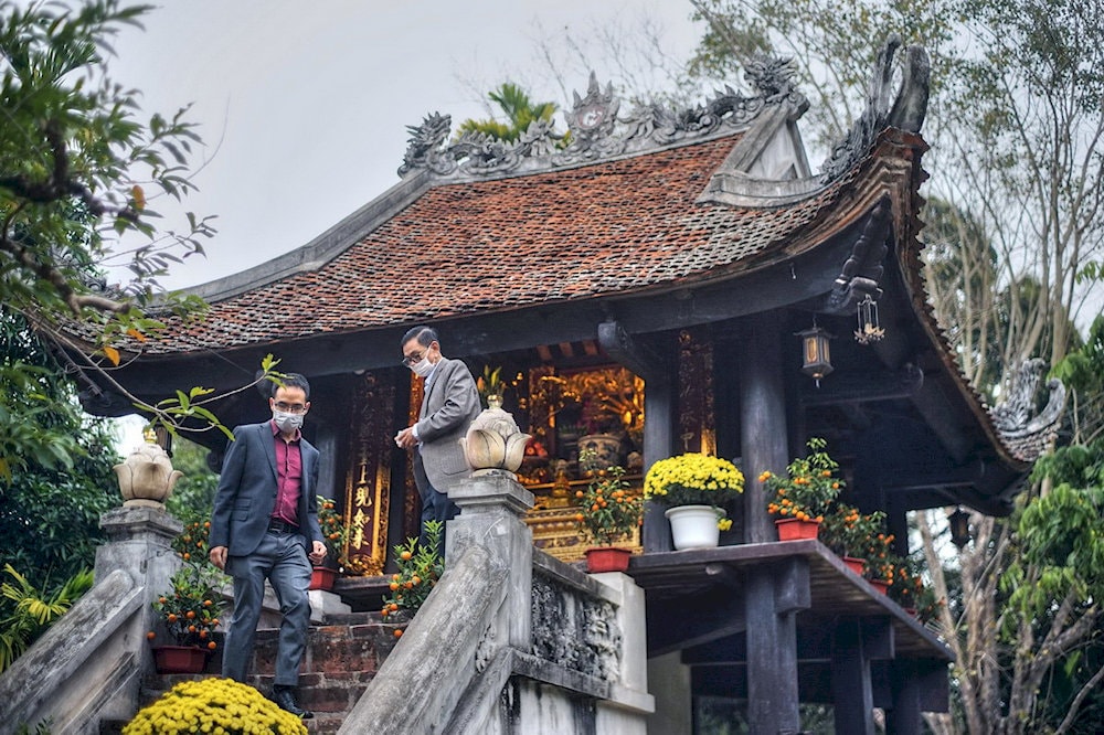 Nhiều du khách đến chùa Một Cột để thắp hương, thể hiện lòng thành kính và cầu nguyện
